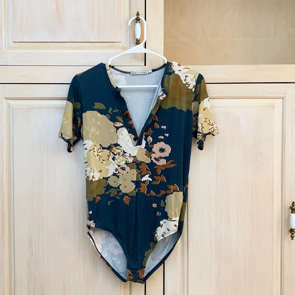 Novella Royale floral bodysuit ✨ Size Small